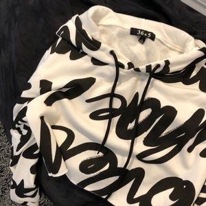 Cropped B&W sweatshirt
